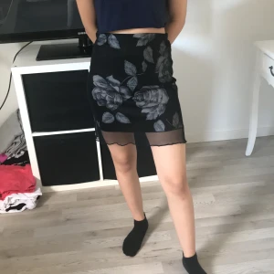 Tjol  - En svart tjol med blommor och genomskinligt svart tyg som går ner lite längre än själva tjolen och ger en så cool effekt!💖