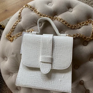 Väska från boohoo - Oanvänd väska från Boohoo! Köpte för 162 kr. 