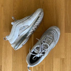 Nike skor - Vill bli av med!! Super använda (därav priset haha), Nike Air Max 97or👍🏼 Kontakta för fler bilder.