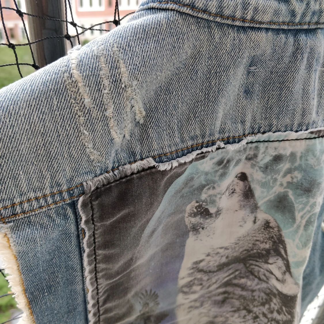 Jeansväst med vargtryck - 91