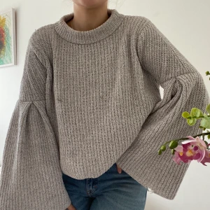 Stickad tröja från Mango - Stickad tröja från Mango i jättemysigt material. Ena ärmen har blivit lite skadad i tvätten (bild 3) tyvärr men då ärmarna är så stora syns det inte tydligt när man har den på.