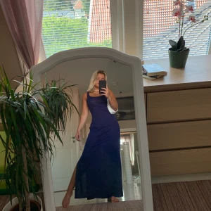 Lång sommarklänning! - Super skön och luftande marinblå sommarklänning som passar perfekt för varmare dagar! Slitsen gör även den ännu luftigare. Är 160cm!