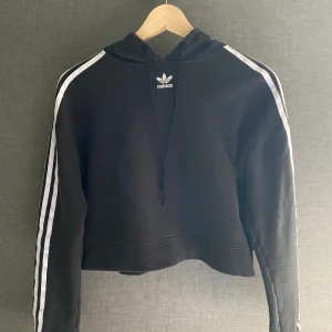 Croppad Adidas Hoodie  - En cropped adidas Hoodie som är köpt på junkyard 💕 fint skick! Säljer den för 200kr + frakt 