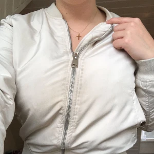 Beige bomberjacka från Stradivarius.  - Beige bomberjacka från Stradivarius, London. Strl M men sitter som en S. Använd minst 10-15 gånger, men ändå bra skick! Frakt tillkommer🧚‍♀️