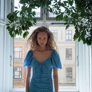 Sommar klänning - Helt oanvänd klänning från Zara. Storlek M men passar även en S. Helt slutsåld på hemsidan. Buda 