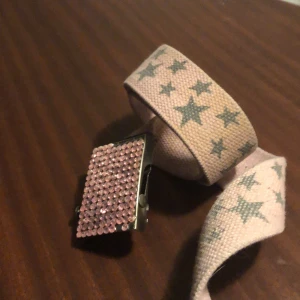 Rosa skärp  - LjusRosa skärp med gråa stjärnor :) 