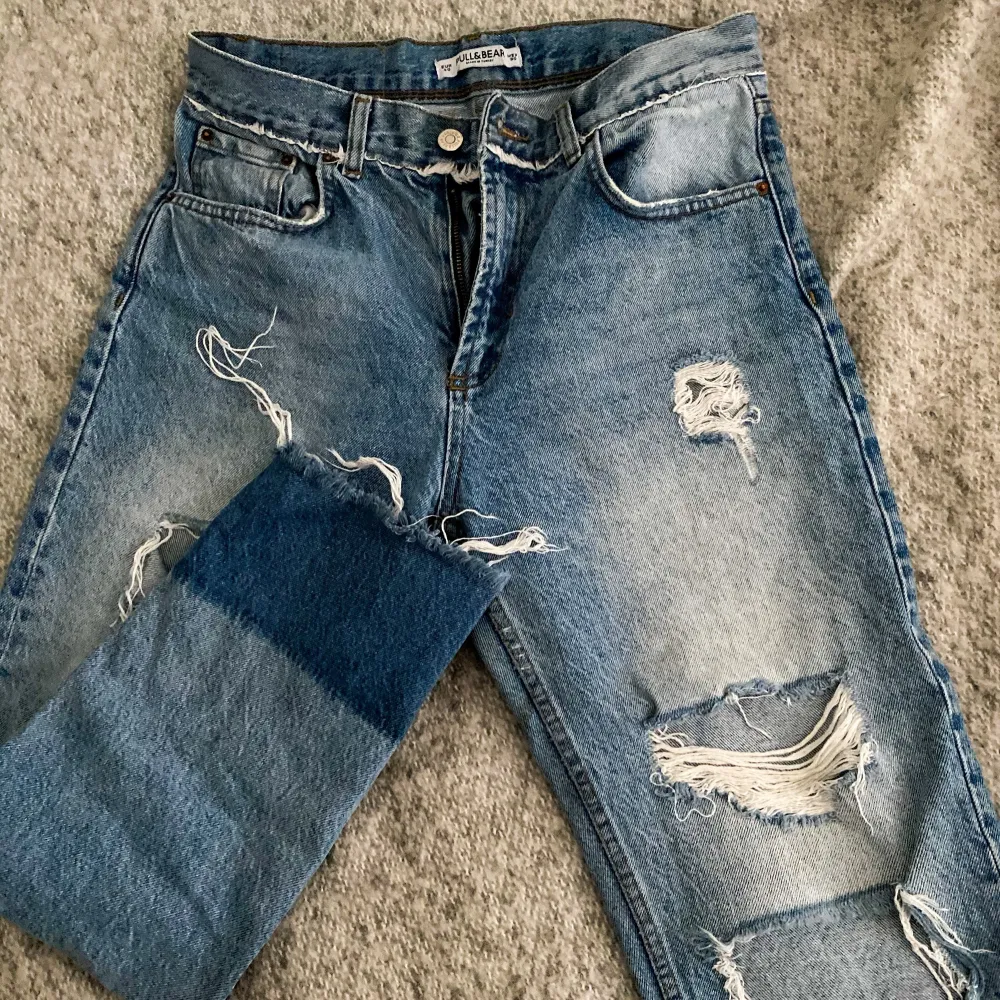 Slitna jeans😋 👖. DENIM från Pull&bear. Jag har gått lite upp i vikt 😅därför säljer jag dem, fortfarande i bra skick!! Frakten ingår✨✨. Jeans & Byxor.