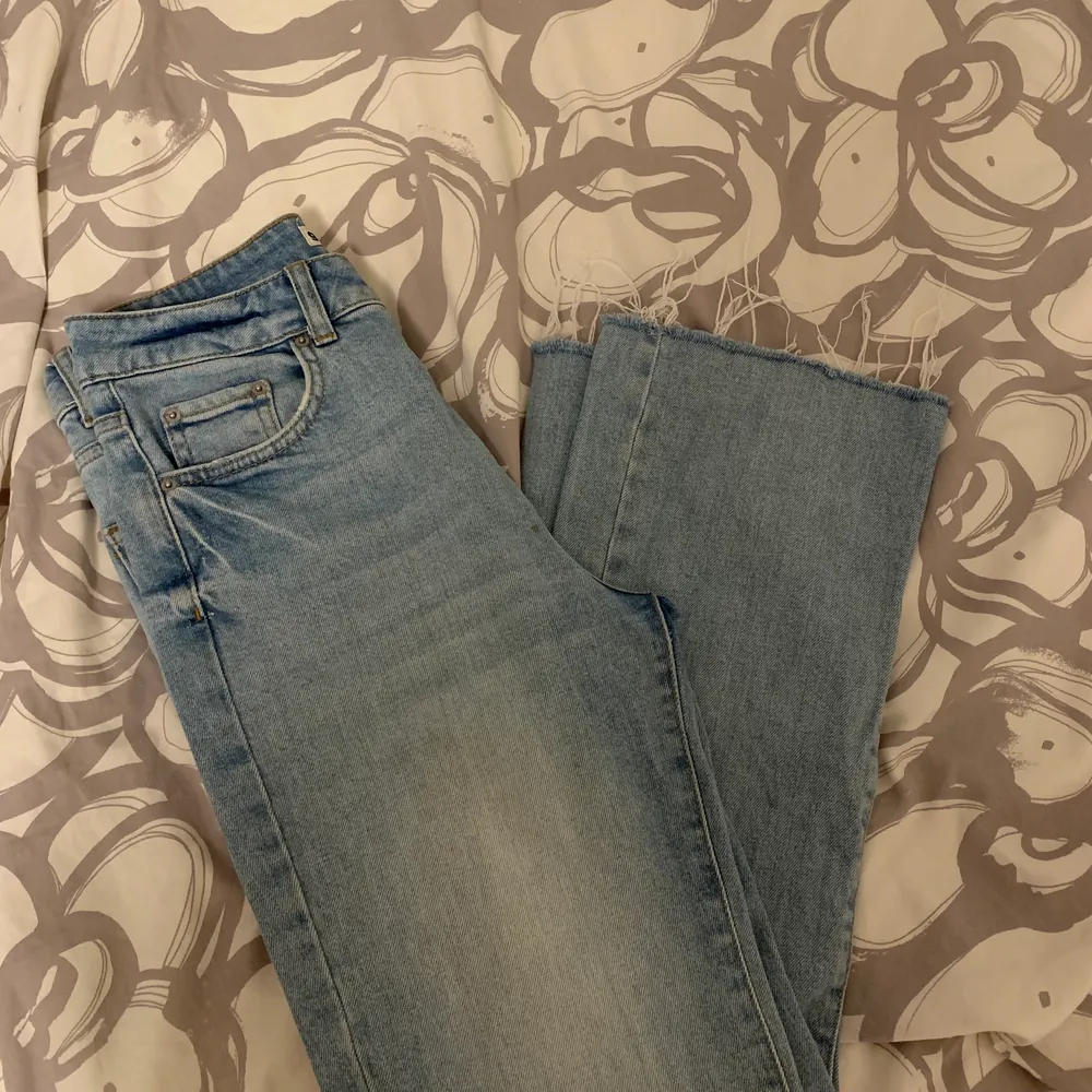 Snygga jeans som inte kommer till användning. Lite vida vid anklarna. Nyskick! Köparen står för frakten🥰. Jeans & Byxor.