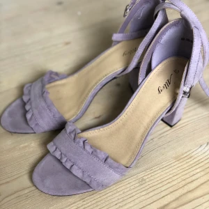 Pastell lila klackskor - Säljer dessa sjukt snygga klackar som jag köpte på din sko! Aldrig använda då jag köpte fel storlek. Frakt tillkommer📦