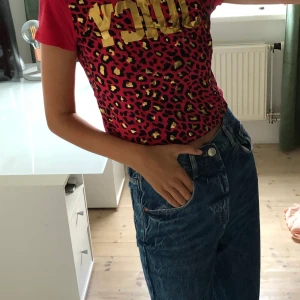 Juicy couture - Säljer denna juicy couture tröja! Det är inte en magtröja utan jag har vikt in den men man kan absolut klippa den om det önskas. Sjukt trendig! Frakt tillkommer📦