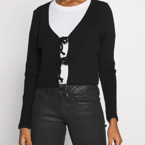 Svart tie front cardigan - Superfin och söt tie front top. Passar till nästintill allt, fest, till vardags mm. Den är extremt skön och luftig!!