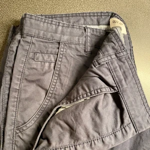 Cargo byxor - Mörk blåa cargo byxor för herr storlek L