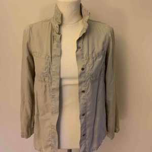  - Ljusgrå skjorta i sidenliknande material