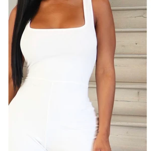 Jumpsuit stlr 8 uk  S/M - Har du gått ner i pris!! Har köpt den här jumpsuiten från prettylittlething shape avdelingen helt ny oandvänd satt lite för liten på mig. Trycker åt dina former sitter jätte fint. Du står för frakten.