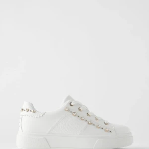 Zara skor, storlek 39 - Ett par fina skor från Zara med pärlor på, dem är oanvända och prislappen finns forfarande kvar. Nypris = 559kr och säljer dem nu för 299kr