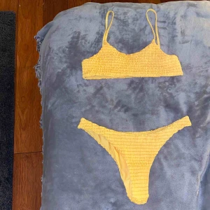  - Gul bikini från ZAFUL! 💗 Storlek 36, S  Använd en gång men jag har svårt för gult, därför säljer jag den :)) Annars sjukt snygg modell  - köpare står för frakt 