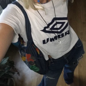 Umbro croptop - Skitsnygg tröja från Umbro i storlek M💗💗Säljer eftersom jag inte använder den längre!💞