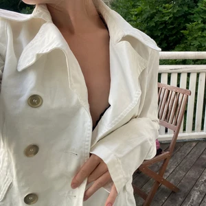 Morgan Sundberg jeans/ linne jacka - Den är en blandning av bumull och line, coola detaljer med vintage stil. Stora guldfärgade knappar med detaljer på armarna så man kan böja trots att det inte är någon stretch. Oversize och passar alla olika beroende på hur man vill att den ska sitta🌸