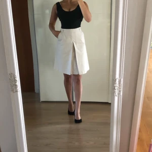 Kjol från sisters  - En helt ny kjol från Sisters, tagg finns! Köpt för 499kr. Storlek 38 och normal i storleken. Köpare står för frakt. Kontakta mig vid frågor! 