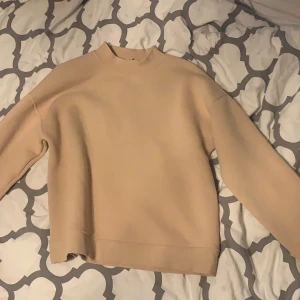 Beige tröja - Beige sweater. Den är mycket mindre gul än den ser ut i kameran.