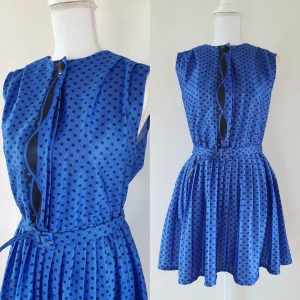 Vintage klänning  - Vintage klänning i storleken M , stretch i midjan. Med knappar framtill, bra skick endast lite sliten framtill (syns knappt) gratis frakt 