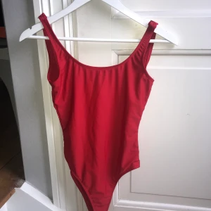 Röd baddräckt - En röd baddräckt med djup rygg! Använd 1 gång.