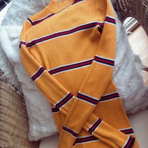 Gul bodycon-klänning - Köpte denna skitsnygga klänning för något år sedan och den har tyvärr aldrig kommit till användning. Nyskick! Storlek S men är stretchig och passar superbra på en M också. Jag är 170cm lång, st 36 i toppar och 38 i nederdelar. Köparen står för frakt 💗