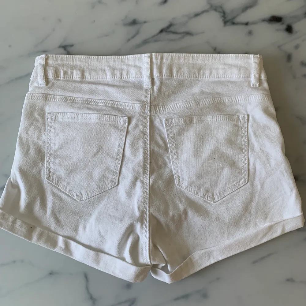 Snygga vita jeansshorts från H&M i storlek 34, i bra skick! Frakt tillkommer och betalning sker via swish💓 Skicka ett meddelande om du har några frågor, vill diskutera pris eller om du vill ha fler bilder🤩🤩 . Shorts.