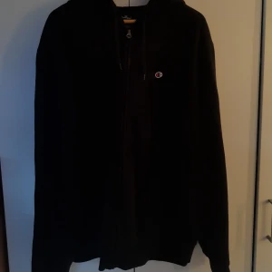 Champion kofta strl XL - En otroligt skön kofta i storleken XL, men passar även dem som har mindre storlekar. Den har använts ett x antal gånger och den är i ett fint skick. Vid fler funderingar så får ni jättegärna kontakta mig. Obs! Frakt ingår vid behov.
