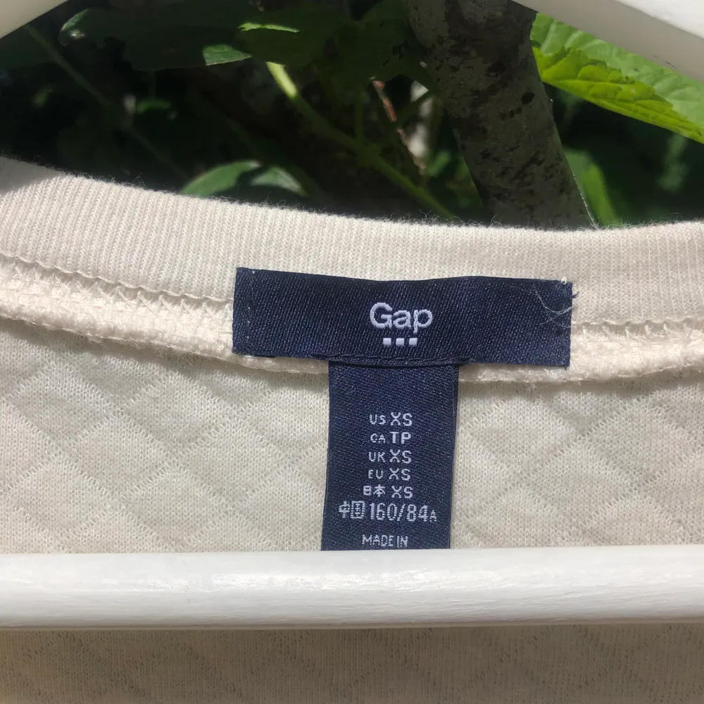 Gap tröja i st. XS aldrig använd. Funkar även som S. Säljer för 120kr. Frakt tillkommer🤍🤍. Hoodies.
