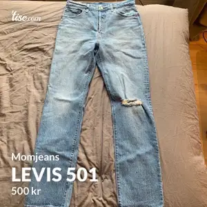 Levis jeans modell 501 i en mellanblå tvätt. Köpta på Levis i dolphin mall, Miami. Nypriset för dessa var 1200 svenska kronor. MITT PRIS: 550 (ink.l frakt).😊 Dom är i stl W29 L32 (stl S). Säljer pga förliten stolek. Aldrig använda.
