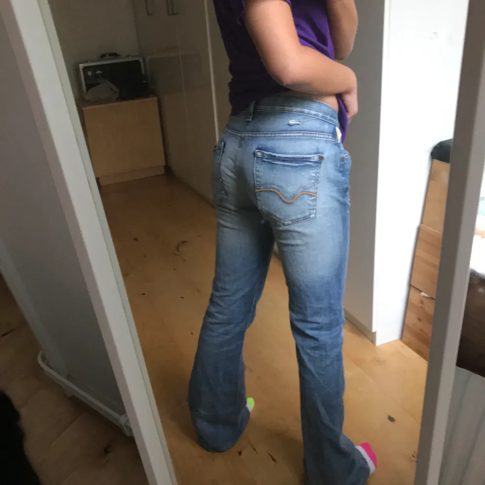 low waisted replay bootcut byxor💕                                                       finns ett lite hål på byxorna som man kan se på bild 2 . Jeans & Byxor.