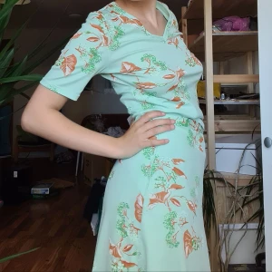 Retro set - Ett retro set med tshirt och kjol! Fin färg tycker jag! Köparen står för frakten! Står ingen storlek men passar xs-s!