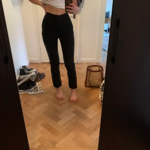 Oanvända kostymbyxor från Arket! - Säljer superfina oanvända kostymbyxor från Arket! Lite för små för mig tyvärr men de är i stl 34!  (frakt tillkommer)