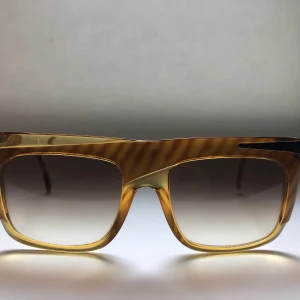 Christian Dior solglasögon  - Unika, vintage Christian Dior solglasögon 70-tal. Perfekt skick! Kan mötas i Stockholm eller skickas mot betalad frakt. Modellnr 240011/5418. 