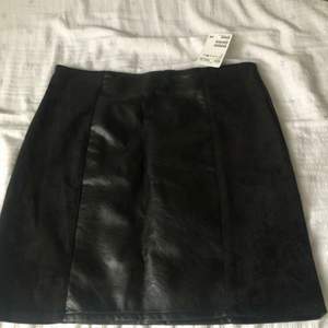 Helt ny aldrig använt svart kjol med skinn detaljer, köpt på hm för 199kr 