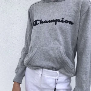 Tröja - Säljer denna snygga hoddie från Champion i strl s. Fint skick