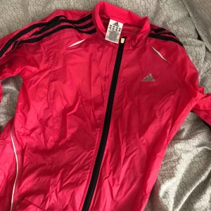  - Träningsjacka från adidas i rosa. Knappt använd som ny.  Pruta gärna! Storlek 38