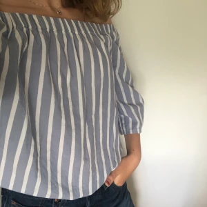 Off shoulder blus från Åhlens - Off shoulder blus från Åhléns i nyskick⛄️ | Tunnt bomullstyg (100%) | Fraktkostnad tillkommer