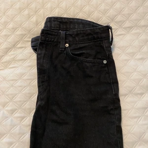 Svarta byxor från Weekday!!Frakt ex - Säljer ett par svarta byxor från Weekday i modellen Voyage! Passformen påminner om Rowe modellen bara liiite kortare i längden! Jag är 169 lång och dom går ungefär ner till precis ovaför mina skor. Dom har en ”sliten svart” look eller vad man kallar det🥰 