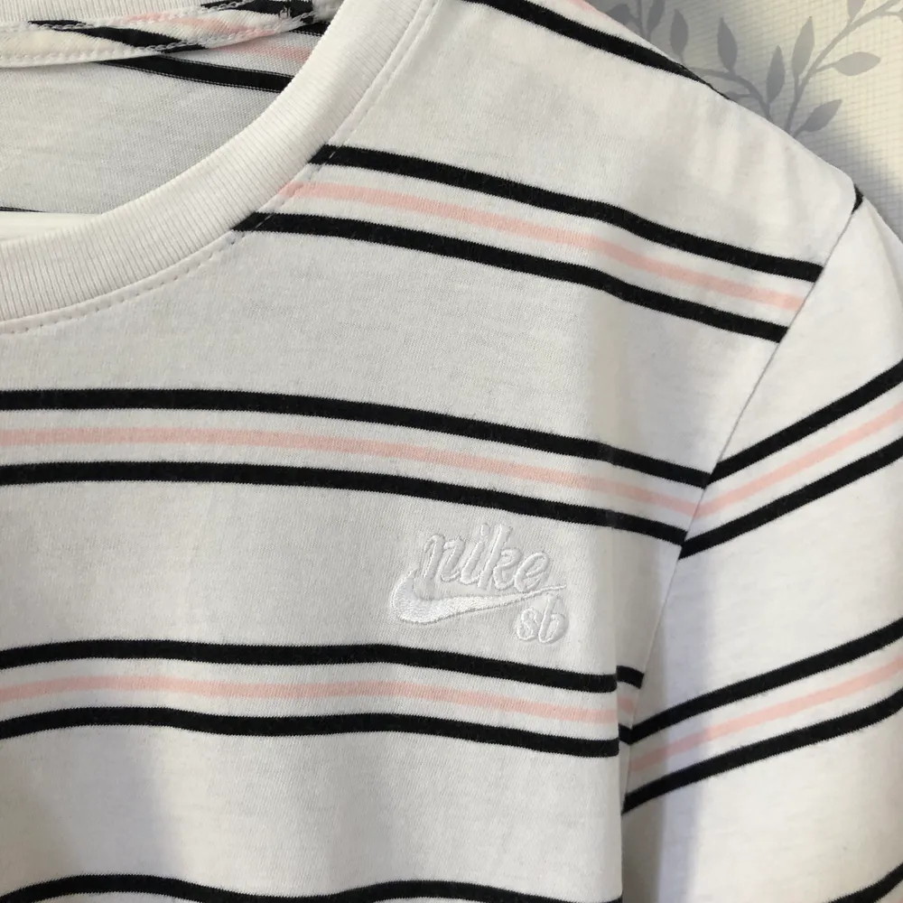 Randig t-shirt från Nike SB. Säljer då den är lite för liten. Skriv för fler bilder eller andra förslag på pris.. T-shirts.
