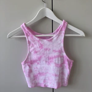 Tie dye färgat linne 5 - Ett supersnyggt tie-dye färgat linne i en croppad modell. Har aldrig använt så det är nyskick. Frakt tillkommer på 22kr. Eftersom dessa linnen är väldigt populära och många vill köpa är det viktigt att man kan swisha direkt! :) 