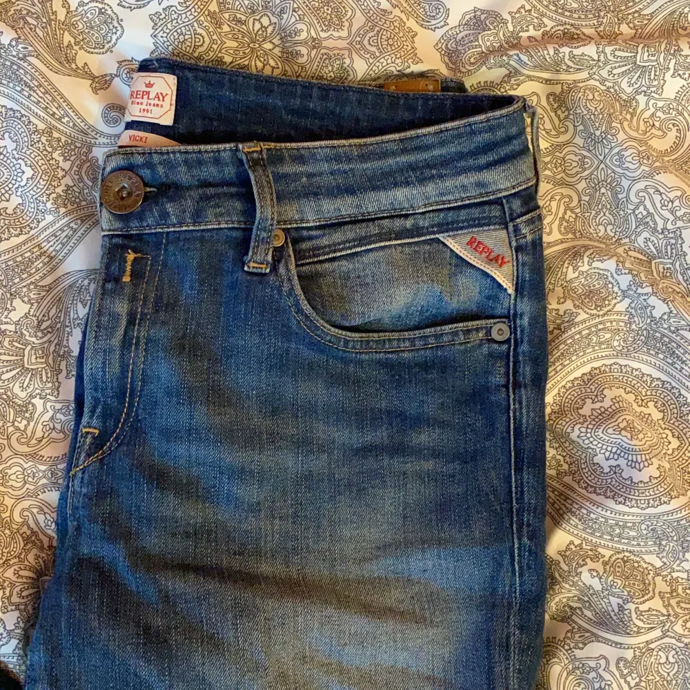 Säljer skönaste och snyggaste replay jeansen!! Nypris 1400kr. Modellen heter ”Vicki”. Säljes pga kommer inte till användning längre. . Jeans & Byxor.
