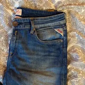Säljer skönaste och snyggaste replay jeansen!! Nypris 1400kr. Modellen heter ”Vicki”. Säljes pga kommer inte till användning längre. 