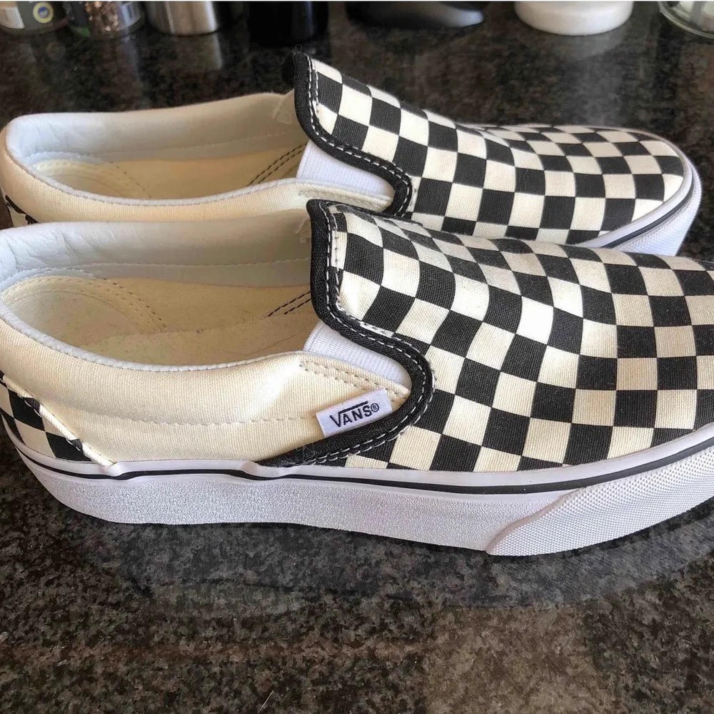 Fett coola checker vans slip ons🖤🤍🖤. Skor.