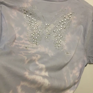 Tiedye T-shirt med stor fjäril på ryggen - Super fin tiedye T-shirt med stor fjäril BLING på ryggen🧚‍♀️ frakt: 30