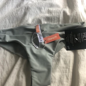 Bikiniunderdel - Helt ny (bara testad en gång) bikini underdel från Nelly. Färgen fanns inte kvar (Därav annan färg på andra bilden). Den är i en grå/mintgrön färg. Kan mötas i Gbg eller frakta för 20 kr. Jag har vanligtvis S, den här är för liten!🤍💚