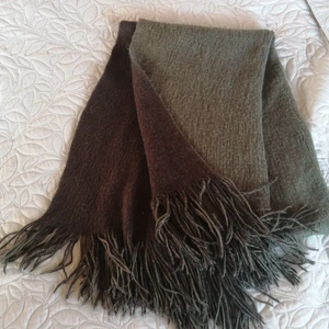 Svart och millitärgrön halsduk Åhléns  - Svart och millitärgrön halsduk från Åhléns. Hittade en annan halsduk som jag fastnade mer för och säljer därför denna. Den är använd ca 2 gånger och i gott skick. 