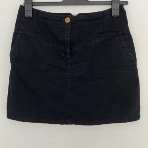 Svart kjol strl 38 - Svart kjol från h&m. Kan sänka priset vid köp av flera plagg