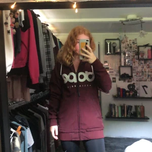 Oversized Skidjacka - Super skön skidjacka. Luftig med ventilationsfickor. Har behövts sys på ena långsidan, men styngnen syns knappt.  2 år gammal! Köptes för 1750 kr 